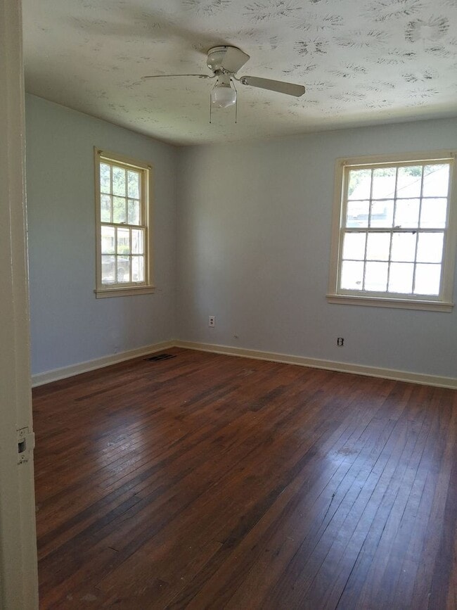Building Photo - 4834 Maplewood Dr
