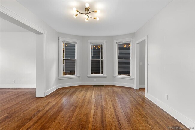 Building Photo - 36 Maple St