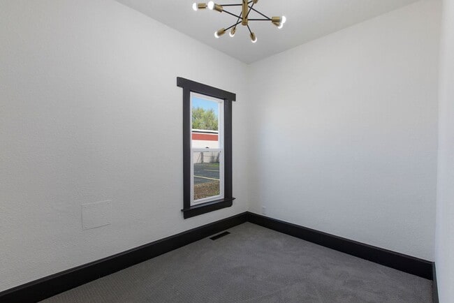 Building Photo - 3 Bedroom Bungalow in Fort Collins