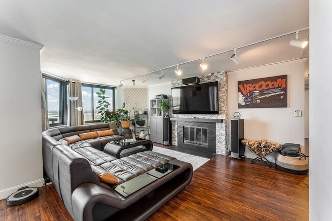 Building Photo - 2110 Harmon Cove Tower