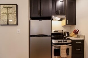 Building Photo - 304 Newbury St