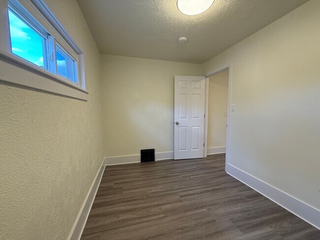 Building Photo - Updated 2BR townhouse with office now available!