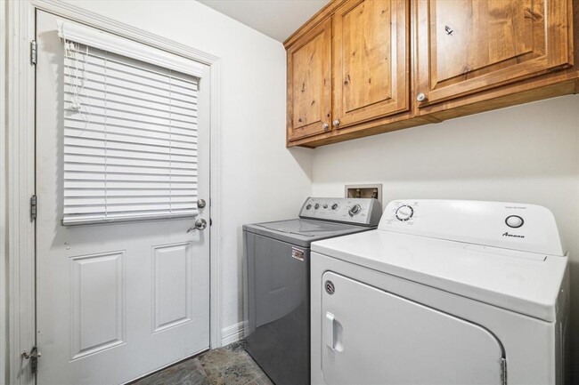 Building Photo - 8017 W Oakwood Ct