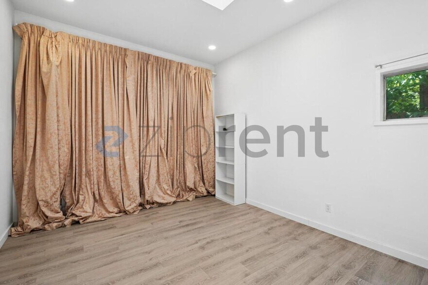 Building Photo - Unit B
