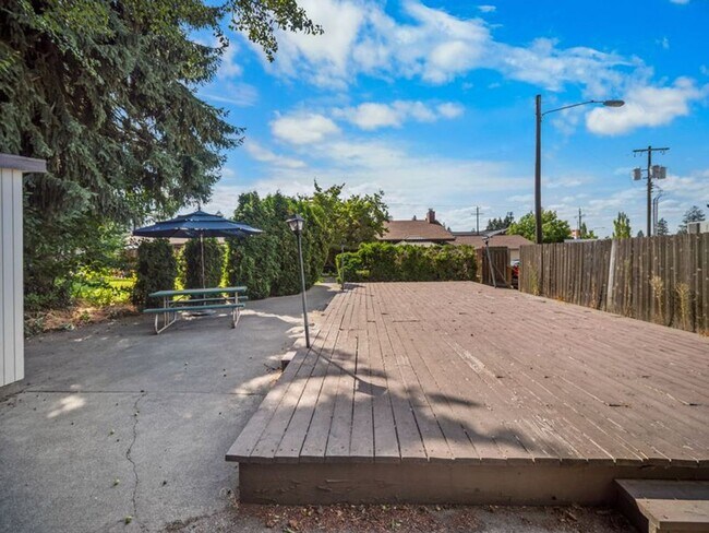 Building Photo - Modern Mid-Century Comfort: 1-Bedroom Apar...