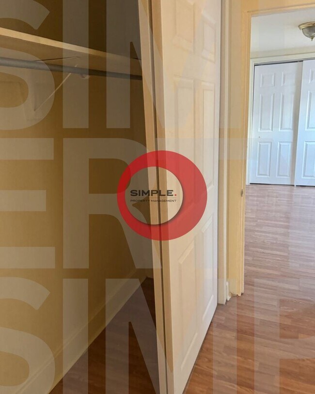 Building Photo - Great Location