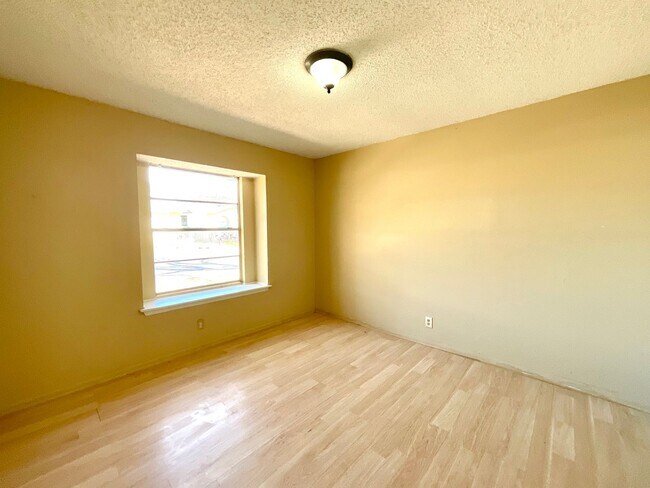 Building Photo - AVAILABLE NOW! 2 Bedroom / 1 Bath Home Near Randolph AFB!