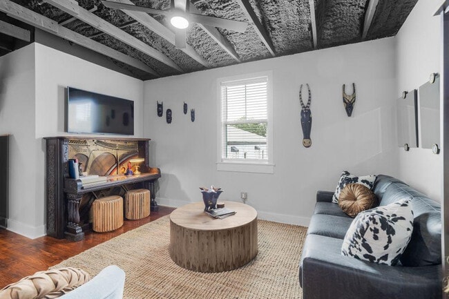 Building Photo - 156 Camellia St