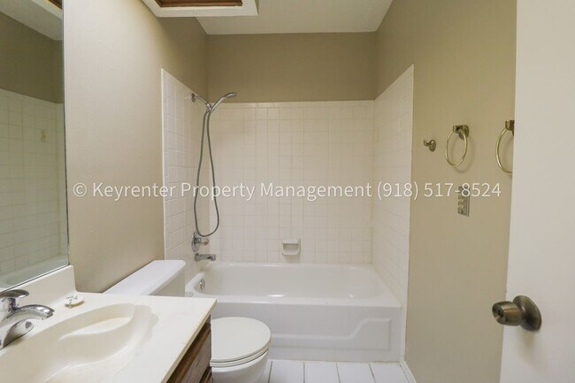 Building Photo - 3 Bed | 2 Bath in East Tulsa!