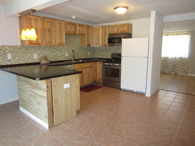 Building Photo - $1450 | 2BR/1BA House | Pet Friendly Ranch...