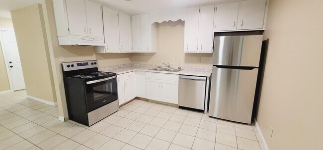 Building Photo - 5889 Cypress Cir