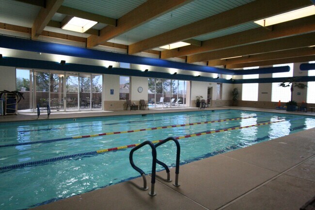 Building Photo - 2 bed w/den, 2 bath, 2 car single story house