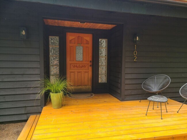 Primary Photo - Lovely Home on 5 Acres Near the Water in R...