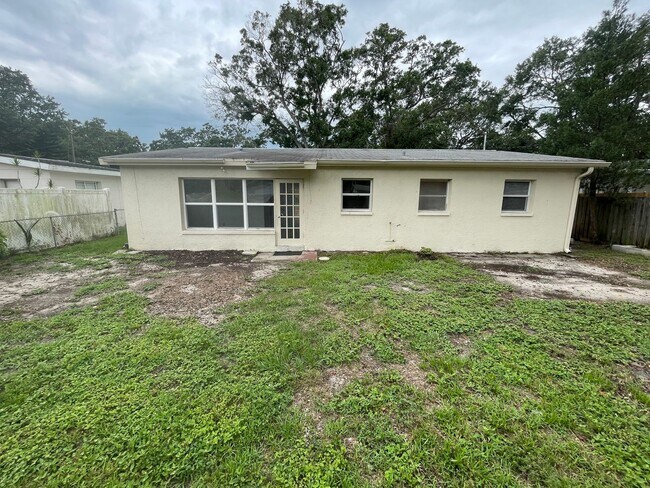 Building Photo - Charming 3-Bedroom Home with 1 Bath and 1-...