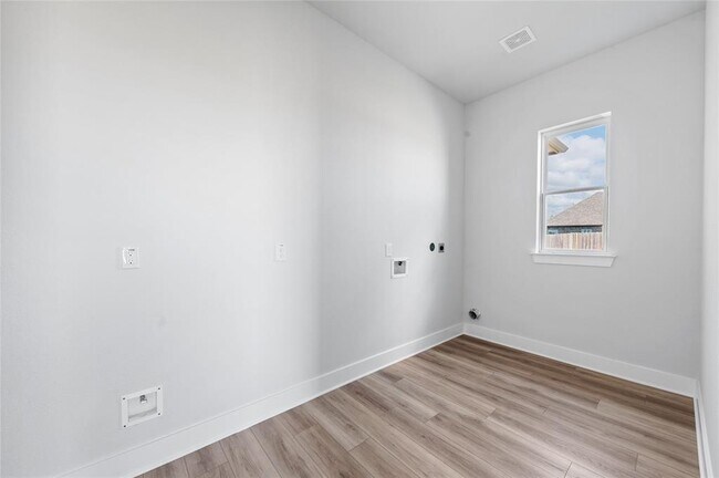 Building Photo - 3511 Palm Crest Dr