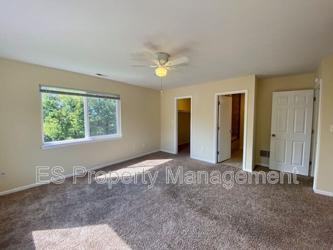 Building Photo - 6879 Oak Lake Dr