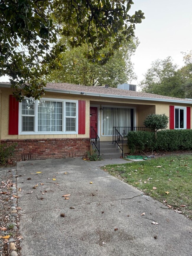 Building Photo - 3-bedroom, 2-bathroom home located in the desirable Garden Tract Subdivision