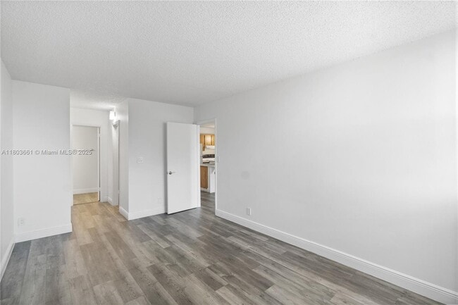 Building Photo - 2701 Riverside Dr