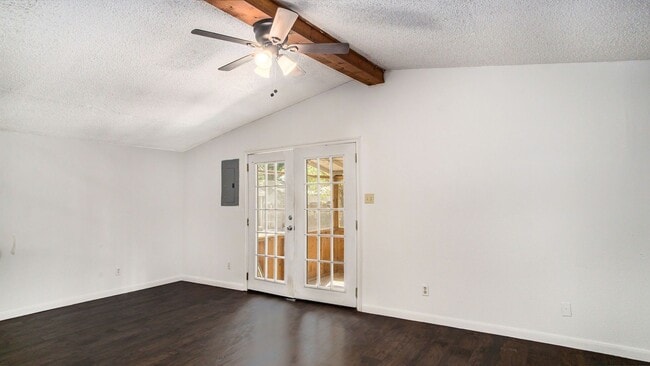 Building Photo - Beautifully Crafted 3 Bed 1 Bath Home in River Oaks!