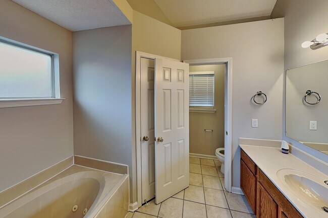 Building Photo - 1071 Red Fern Cir W
