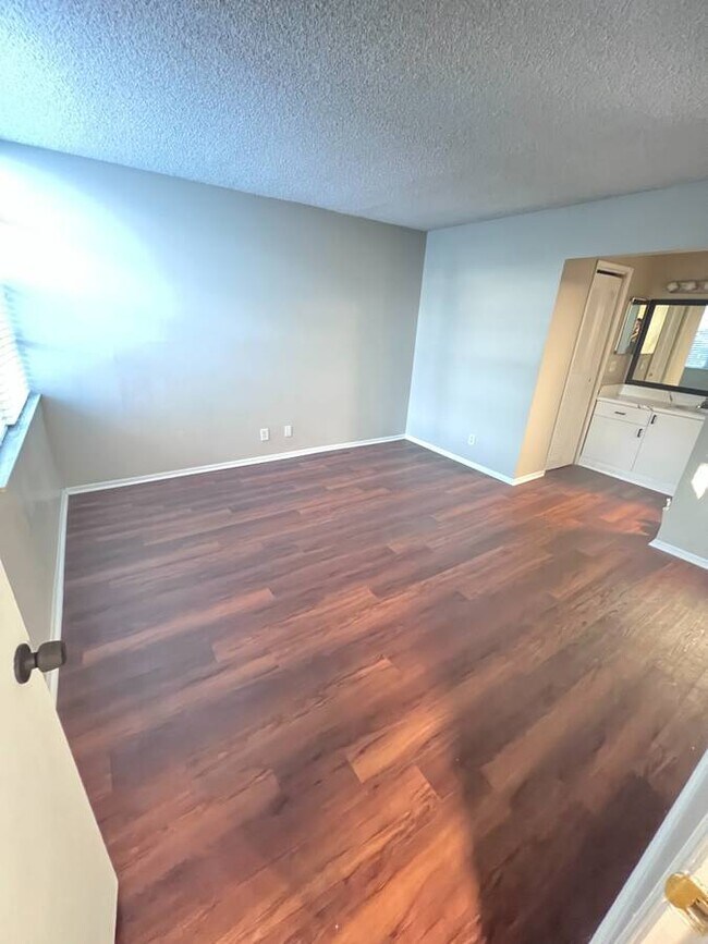 Building Photo - 9470 Live Oak Pl