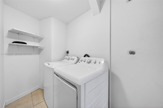 Building Photo - 3255 SW 60th Ave