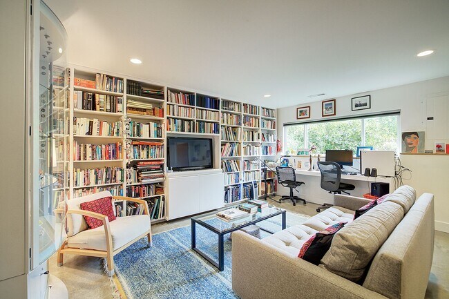 Building Photo - 4Bd/2.5Ba Seattle Home