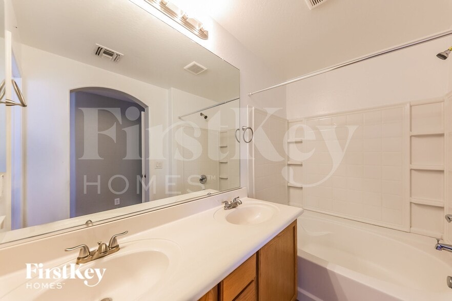 Building Photo - 4680 E Laurel Ave