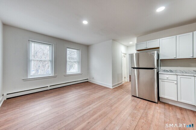 Building Photo - 152 Oak St