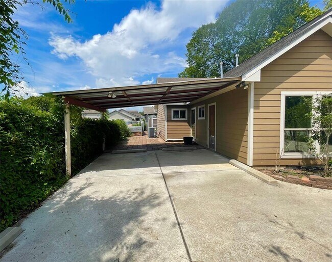 Building Photo - 3225 Hurley St