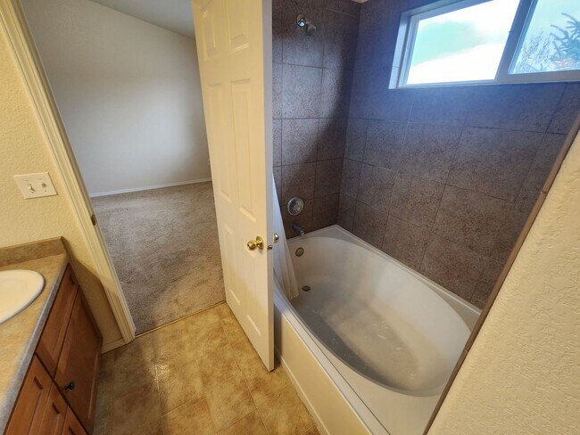 Building Photo - 3 Bedroom Townhome in Gated Community