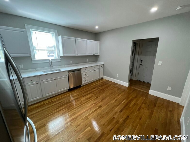 Building Photo - 366 Highland Ave