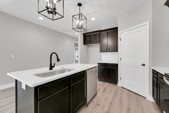 Building Photo - Hickory Village 55 Plus, LLC - 3700 E Cherry St Springfield, MO 65809