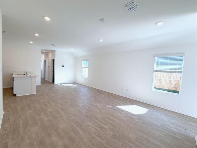 Building Photo - 202 Constanza Trl