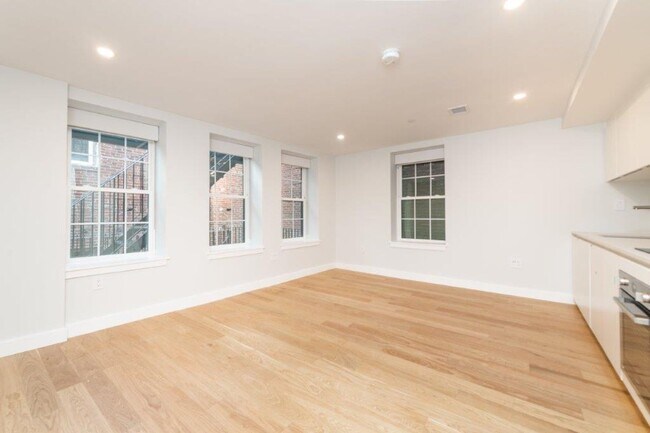 Building Photo - Modern, Renovated North End Studio with AC and No Fee!