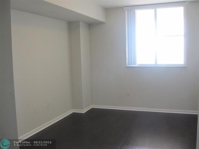 Building Photo - 3020 NE 32nd Ave