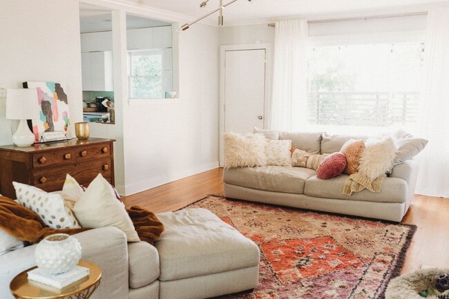 Building Photo - Call Peggy 501 676 1758