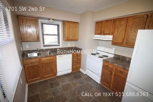 Building Photo - 4701 SW 2nd St