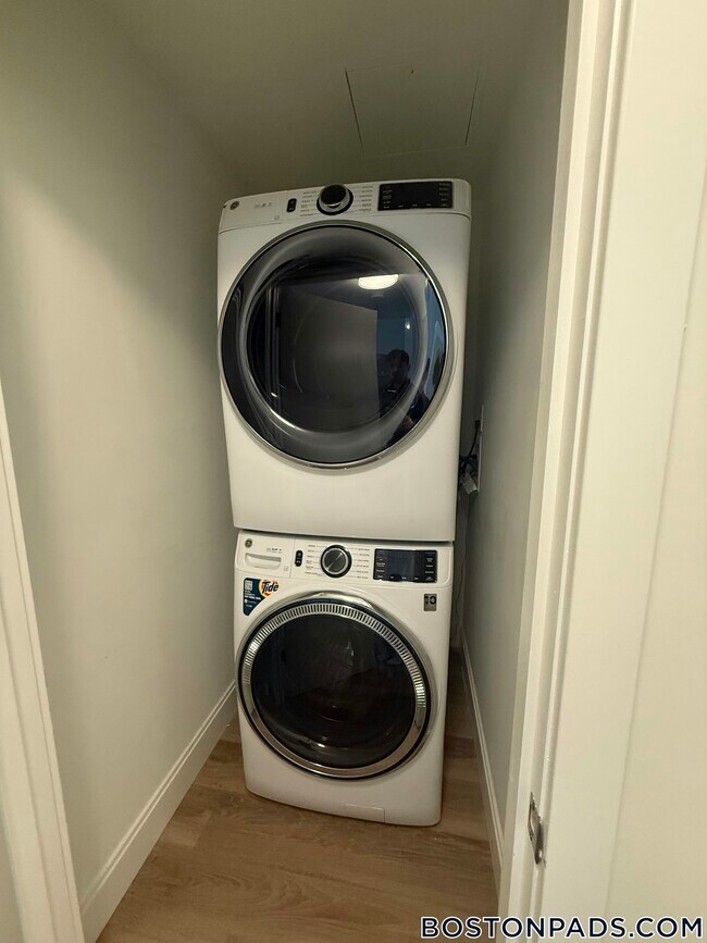 Building Photo - 1079 Commonwealth Ave