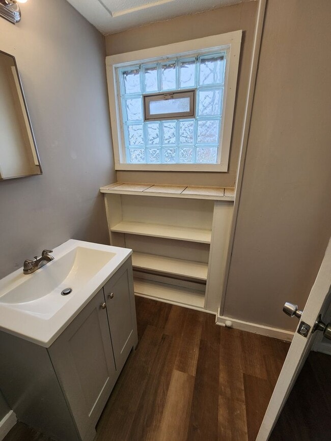 Building Photo - One Bedroom House For Rent