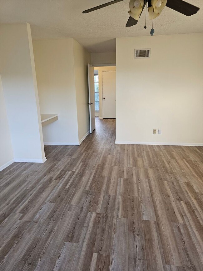 Building Photo - Townhome