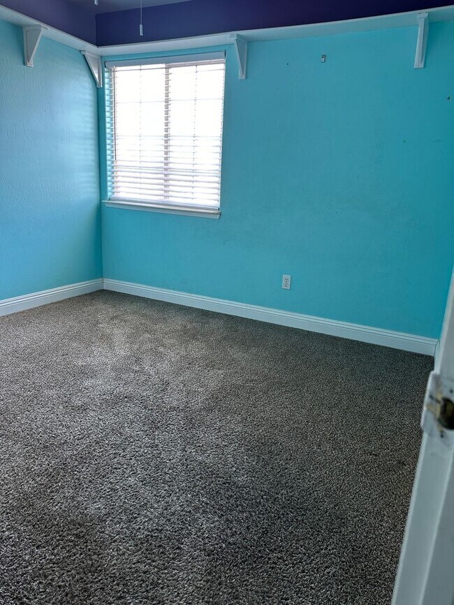 Building Photo - Two story home in Bakersfield