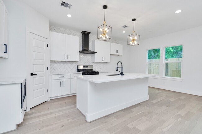 Building Photo - 2813 Drew St