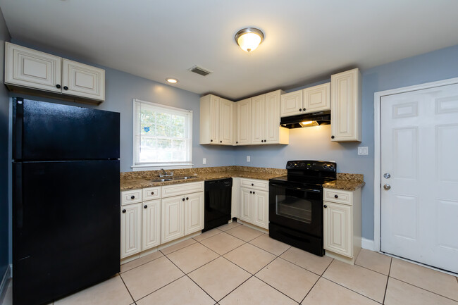 Building Photo - 4713 Belle Plaine Dr