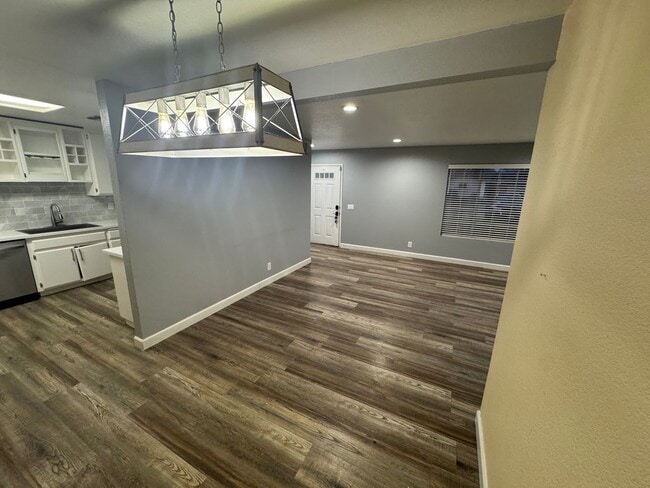 Building Photo - Spacious 3 Bedroom Home