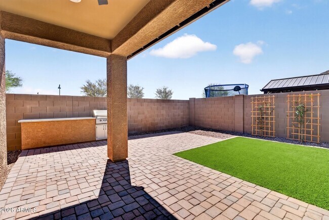 Building Photo - 261 Pinnacle Ridge Dr