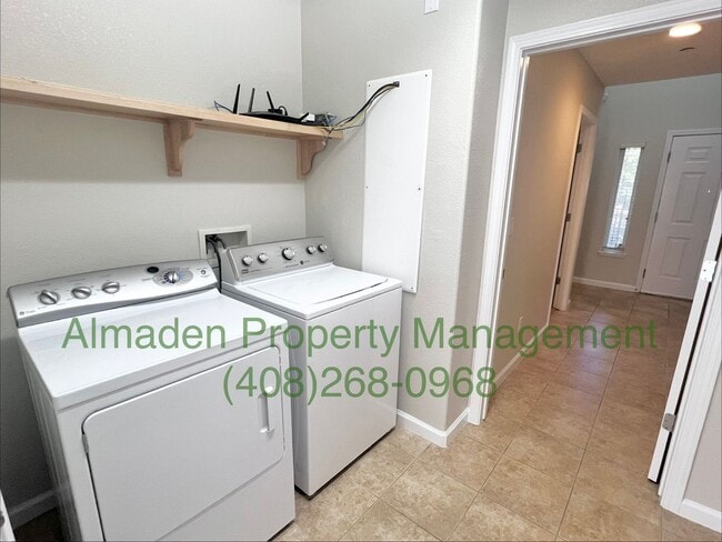 Building Photo - Newer Corner Townhome in Great Location! Central A/C & Pets Negotiable!