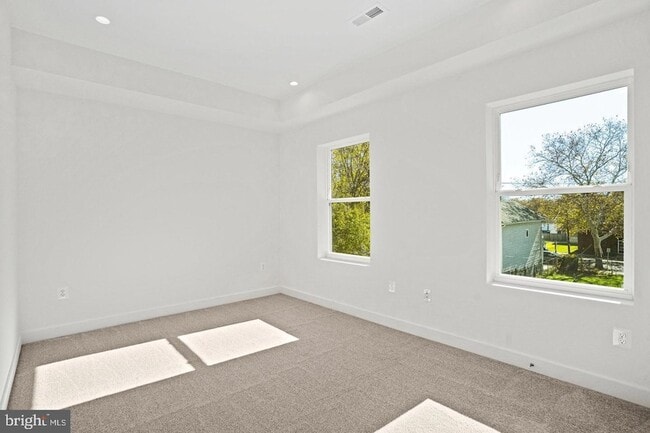 Building Photo - 4421 Kane Pl NE