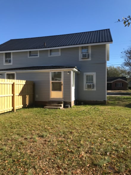 Building Photo - 207 N Elm St