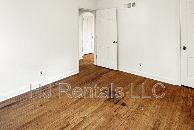 Building Photo - 1305 S New Florissant Rd